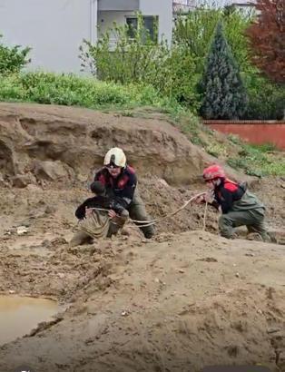 Torbalı'da çamura saplanan iki çocuğu itfaiye kurtardı