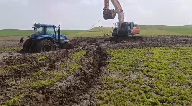 Tarlada çamura saplanan traktörler 3 gün sonra kurtarıldı