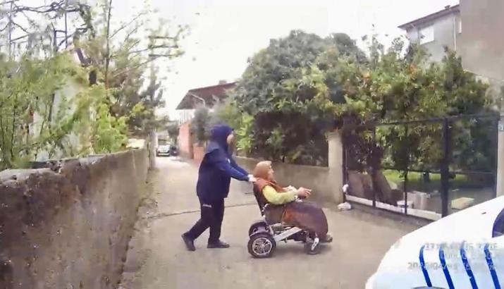 Yağışta evine dönmekte zorlanan engelli kadının yardımına zabıta ekipleri koştu