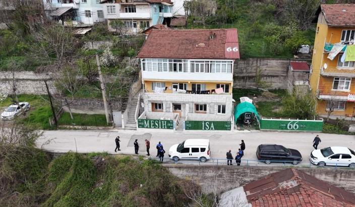 ‘Ben Mesih'im’ deyip, evinin çatısına ve çitlerine yazılar yazdı