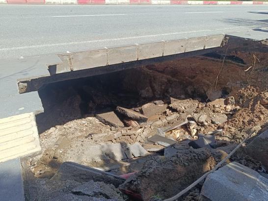 Siirt’te kaldırım çöktü; yol trafiğe kapatıldı