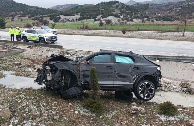 Takla atan otomobildeki 3 kişi yaralandı