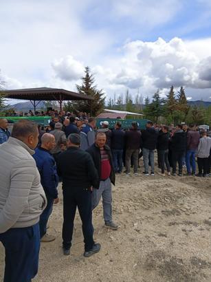 Otomobil ağaca çarptı: 2 ölü, 2 yaralı (3)