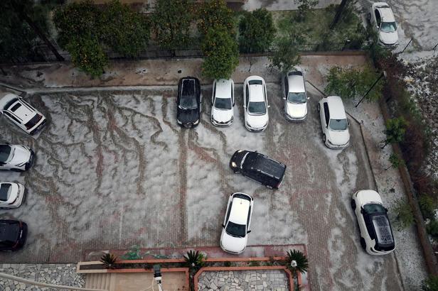 Adana’da sağanak ve dolu yağışı; cadde ve sokaklar beyaza büründü