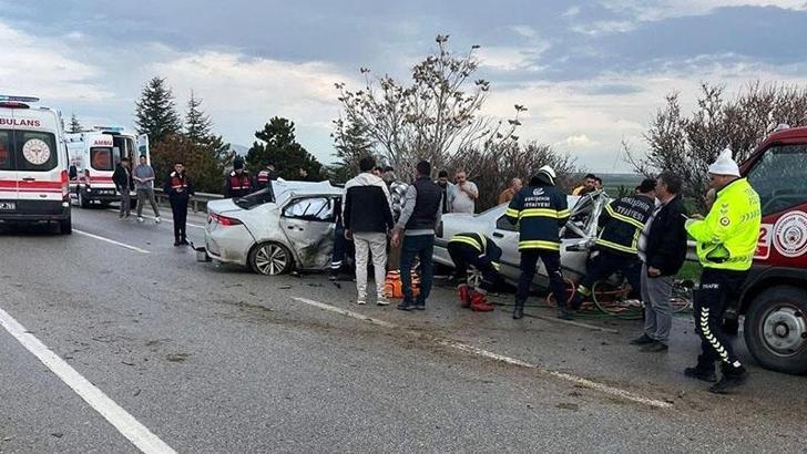 Eskişehir’de otomobil karşı şeride geçip başka otomobile çarptı; 4 ölü, 2 yaralı