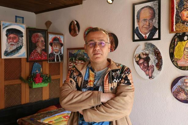 Tarihi semtte çay posasından portakal filesine, her şeyi esere dönüştürüyor