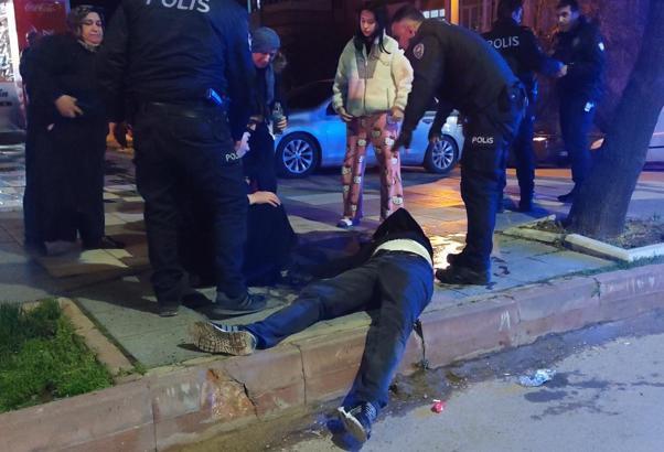 'Yan bakma' kavgası; 2 kardeş ile anneleri yaralandı