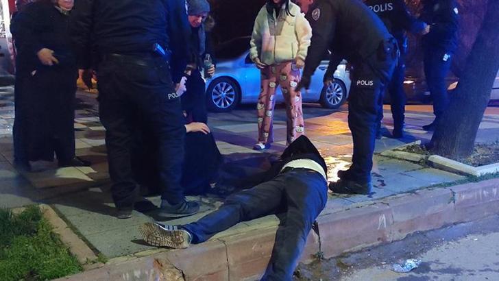 'Yan bakma' kavgası; 2 kardeş ile anneleri yaralandı