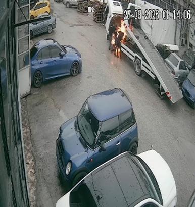 Değiştirilmek istenen akü alev aldı