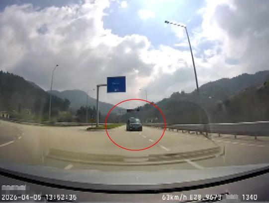 Minibüsüyle ters yönde ilerleyip trafiği tehlikeye attığı anlar kamerada