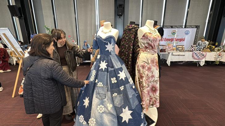 Atık kot pantolonlardan elbise, pazar arabası ve kadın çantaları üretti