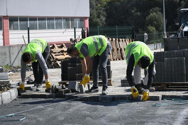Kuşadası'nda bir sokağa daha kilit parke taşı döşendi