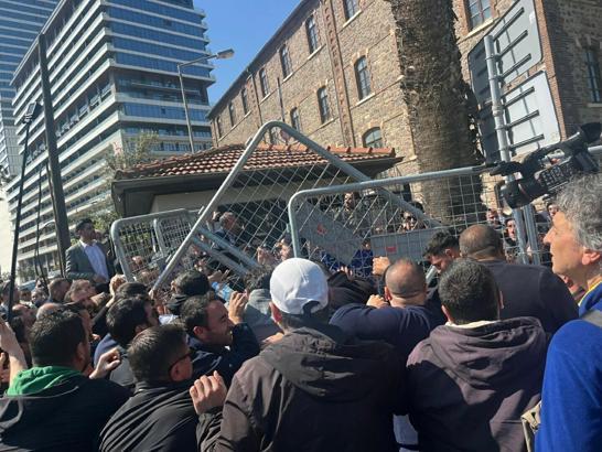 İzmir'de belediyenin Meslek Fabrikası Müdürlüğü olarak kullandığı eski DGM binasının tahliyesi sırasında arbede yaşandı