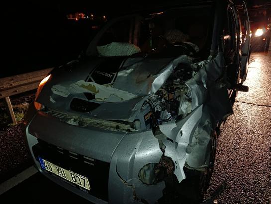 Mardin’de hafif ticari aracın çarptığı inek öldü, sürücü yaralandı