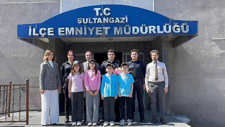 Öğrencilerden Sultangazi İlçe Emniyet Müdürlüğü'ne ziyaret