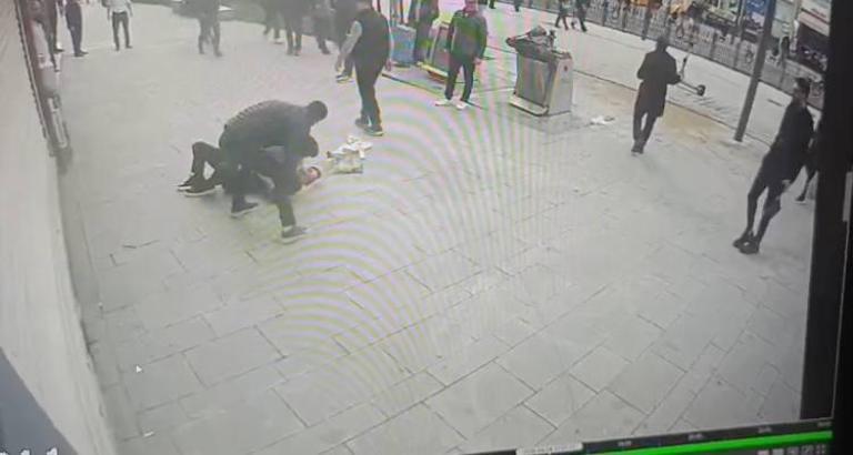 Fatih'te iki kardeşin abisine sopalı saldırısı kamerada