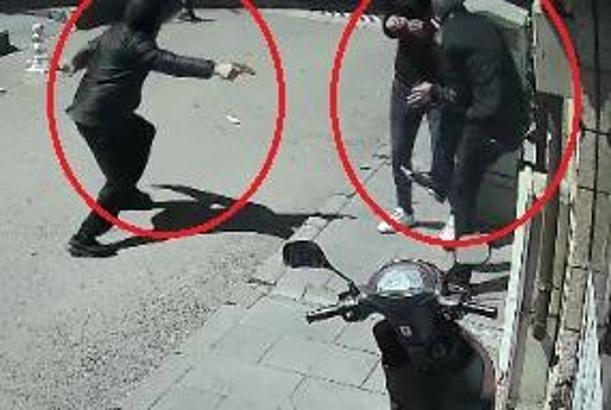 2 kişiye tabancayla ateş edip kaçtı; o anlar kamerada