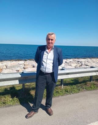 Kestiği ağacın altında kalıp, yaralandı