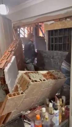 Zeytinburnu'nda inşaatta yapılan beton dökme işlemi sırasında yandaki binanın duvarı çöktü