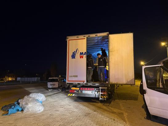 Durdurulan TIR’da 18 kaçak göçmen yakalandı