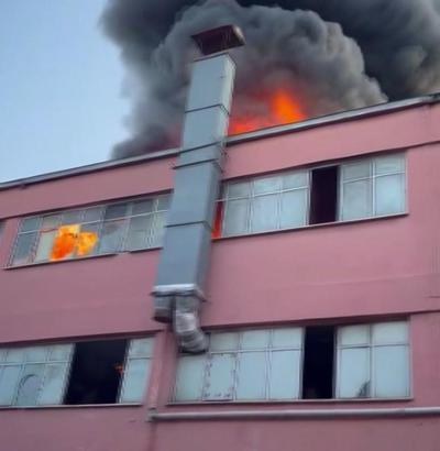 Başakşehir'de geri dönüşüm tesisinde çıkan yangın söndürüldü