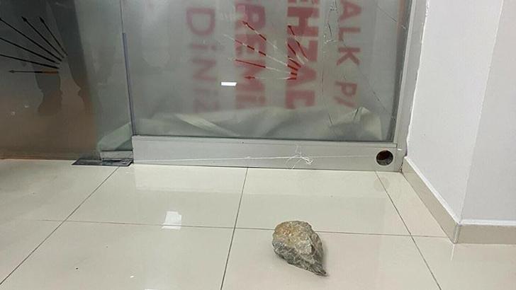 Şehzadeler CHP İlçe Başkanlığı binasına taşlı saldırı