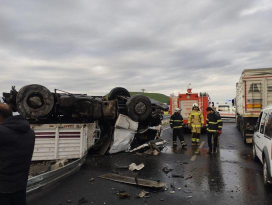Diyarbakır’da briket yüklü TIR devrildi