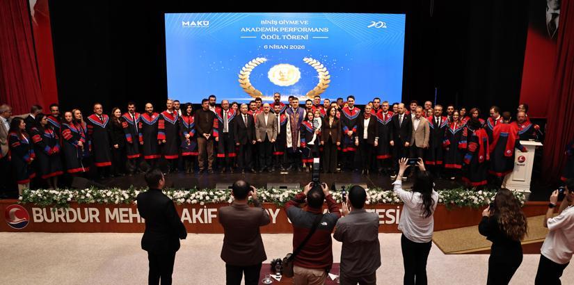 MAKÜ’de biniş giyme ve akademik performans ödül töreni