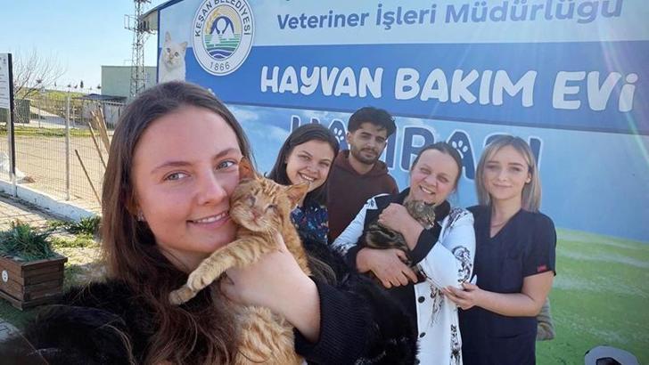 Bakımevinde tedavileri tamamlanan engelli kedileri, anne ve kızı sahiplendi