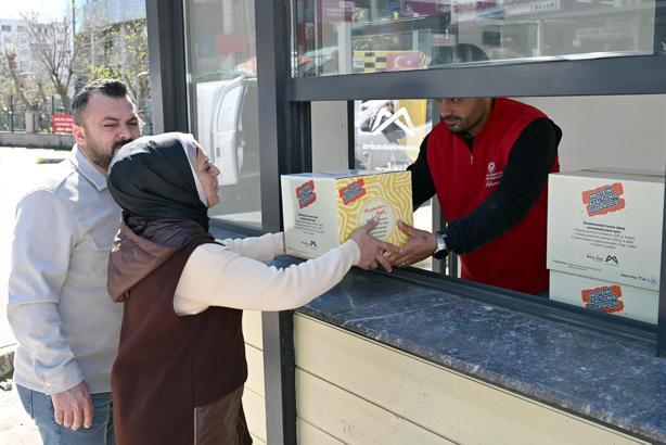 Mersin’de fenilketonüri hastalarına gıda kolisi desteği sürüyor