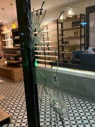 Belediyeye ait yerel ürün satış mağazası kurşunlandı, eski başkan gözaltına alındı