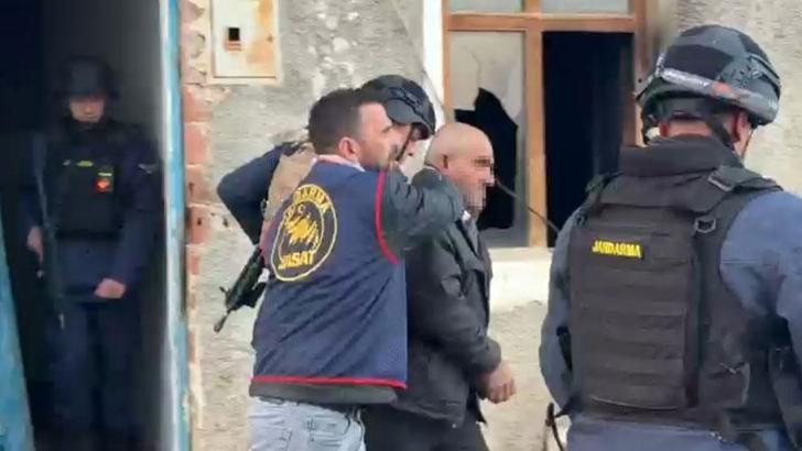 2 evi ateşe verdi, gelen jandarma ekiplerine saatlerce direndi