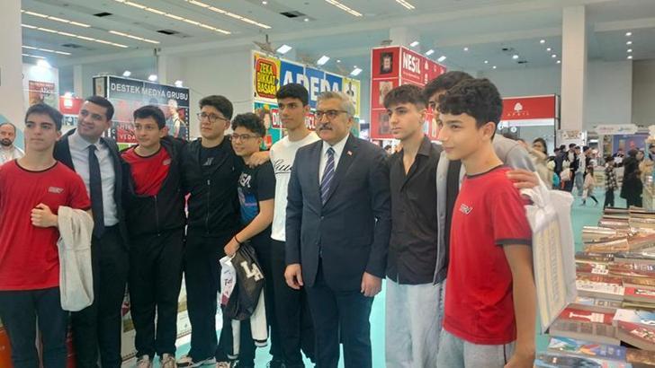 AK Parti'li Yayman'dan Ankara Kitap Fuarı'na ziyaret