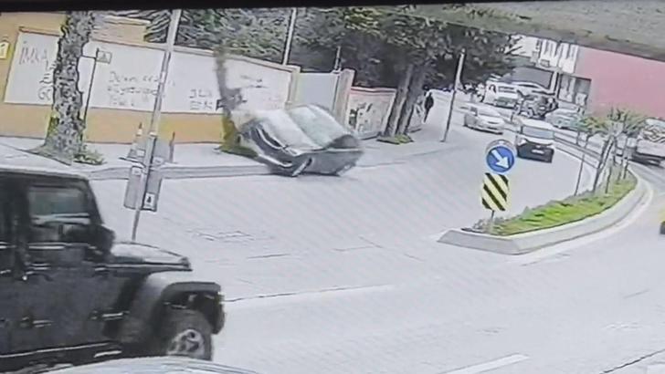 Arnavutköy'de sürücüsünün hakimiyetini kaybettiği otomobil takla attı; kaza kamerada