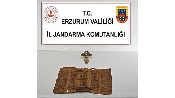 Erzurum’da Orta Çağ dönemine ait parşömen ile bronz haç ele geçirildi