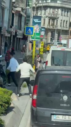 Beyoğlu'nda tartıştığı motosikletliyi bıçaklayan minibüs şoforü kamerada