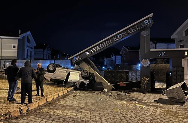 Takla atan otomobil, sitenin girişindeki beton bloğa çarptı: 1 yaralı