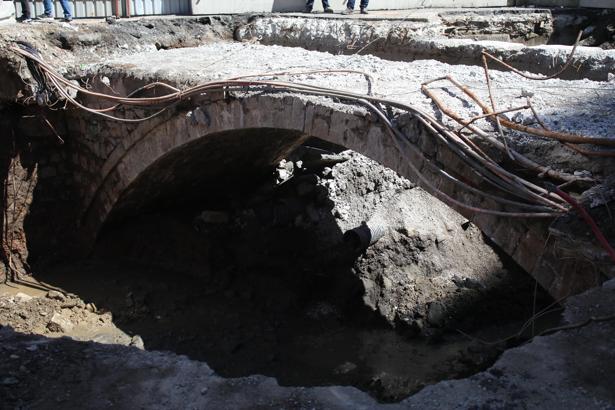 Yolun altında keşfedilen 2 asırlık köprü, cam kaplamayla korunacak