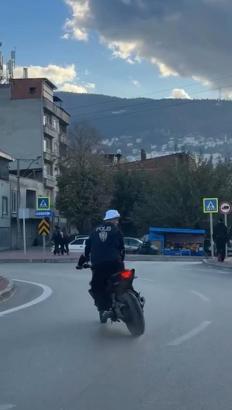 Polis yeleği giyip, plakasız motosiklet ile drift atan sürücüye 365 bin lira ceza
