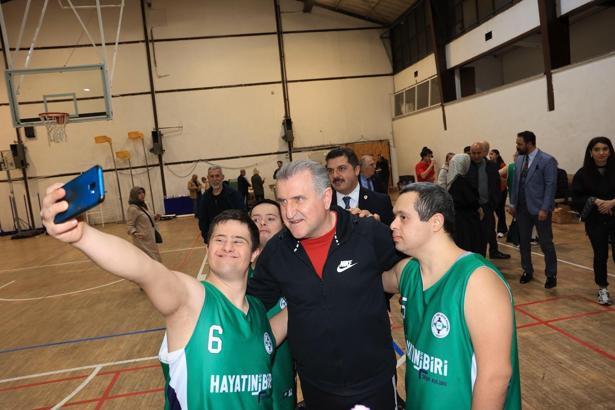 Bakan Bak, down sendromlu sporcularla maç yaptı