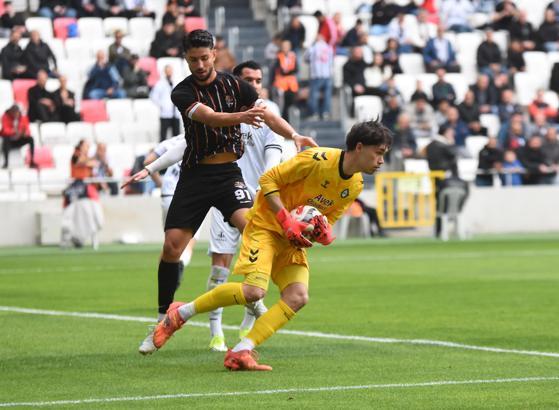 Altay'da kaleci Ulaş'tan büyük özveri