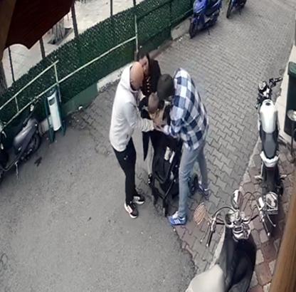 Boğazına oyuncak parçası kaçan çocuğu Heimlich manevrası ile kurtardı