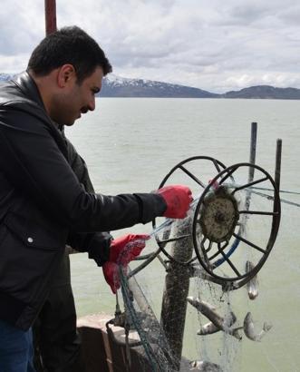 Kaymakam Gilan’dan Erçek Gölü’nde balıkçılara ziyaret