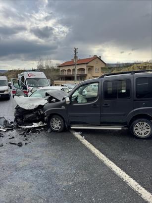 Nevşehir'de hafif ticari araç ile otomobil çarpıştı: 5 yaralı