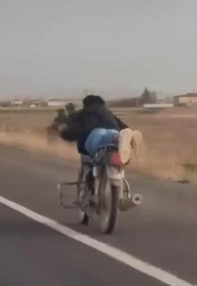 Motosikleti yüzüstü yatarak kullanan sürücüye 88 bin TL ceza