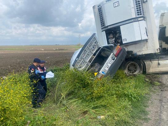 TIR ile kafa kafaya çarpışan otomobilin sürücüsü öldü
