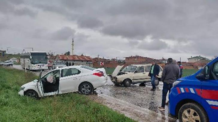 Çorum'da iki otomobil kafa kafaya çarpıştı: 3 yaralı