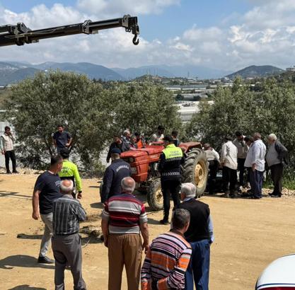 Traktör bahçeye devrildi, sürücüsü hayatını kaybetti
