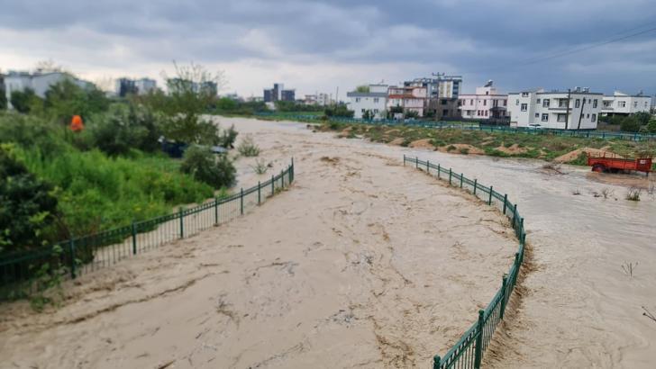 Kadirli'de dere taştı, 40 evi su bastı