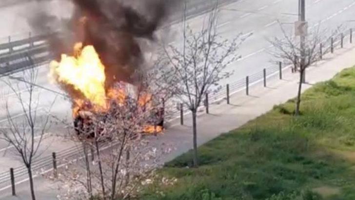 Zeytinburnu'nda otomobil alev alev yandı; özel harekat polisleri yolu kapattı